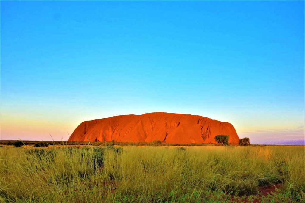 Roter Berg Ayers Rock - Uluru beim Sonnenuntergang in Australien