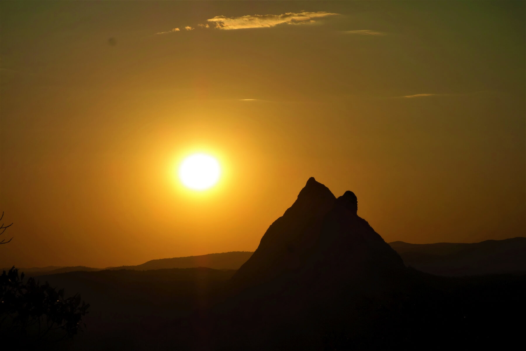 Sonnenuntergang im Glass House Mountains National Park