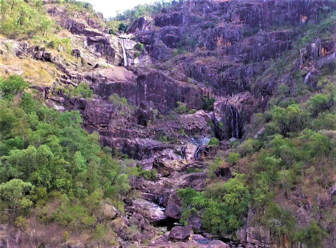 Wasserfall Jourama Falls im Paluma Range National Park